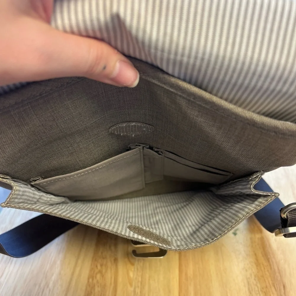 Brenthaven Collins Vertical Messenger Bag